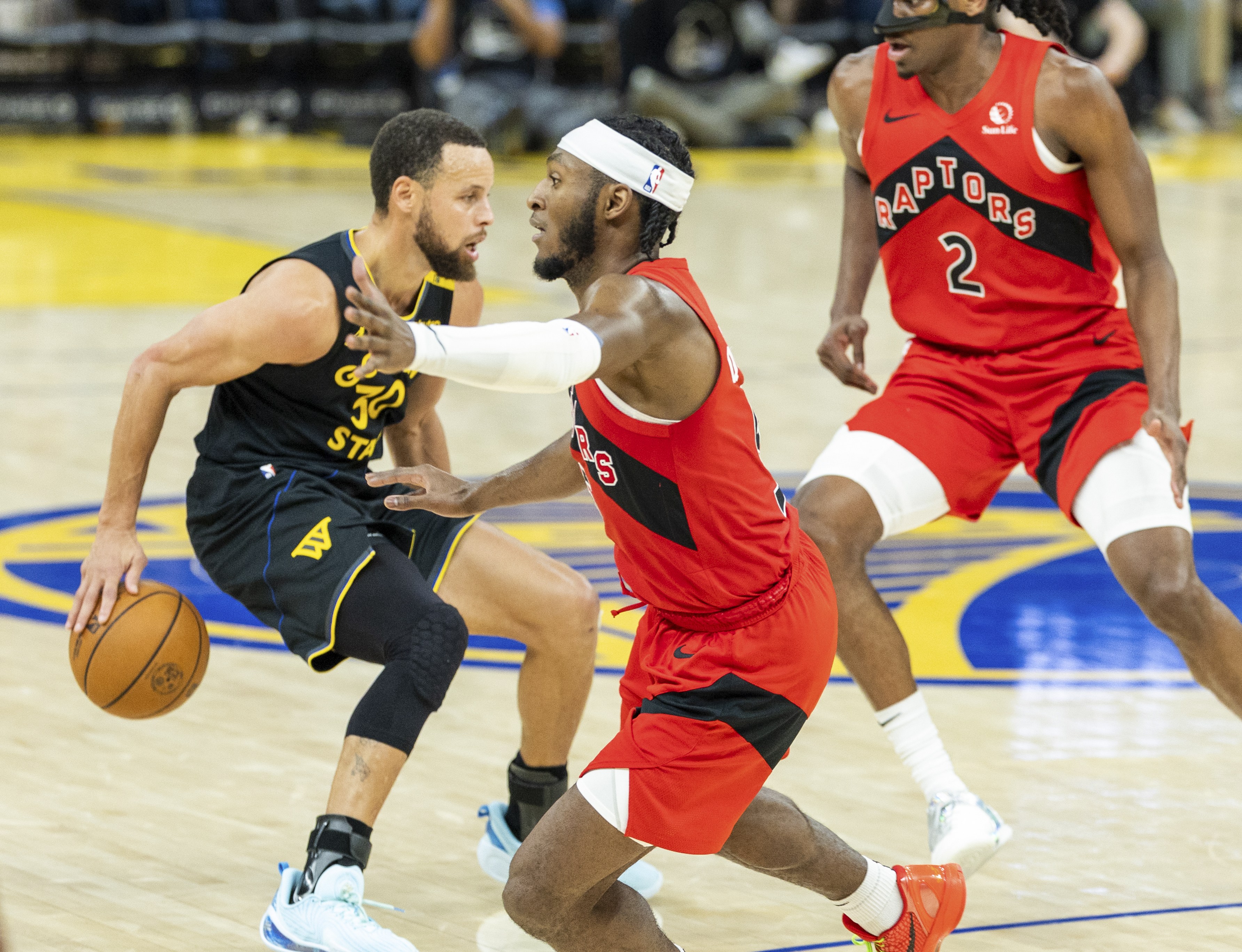 雷速包含NBA季后赛赛程吃紧；多伦多猛龙今夜战术微调；态度坚定；训练强度明显提升的词条