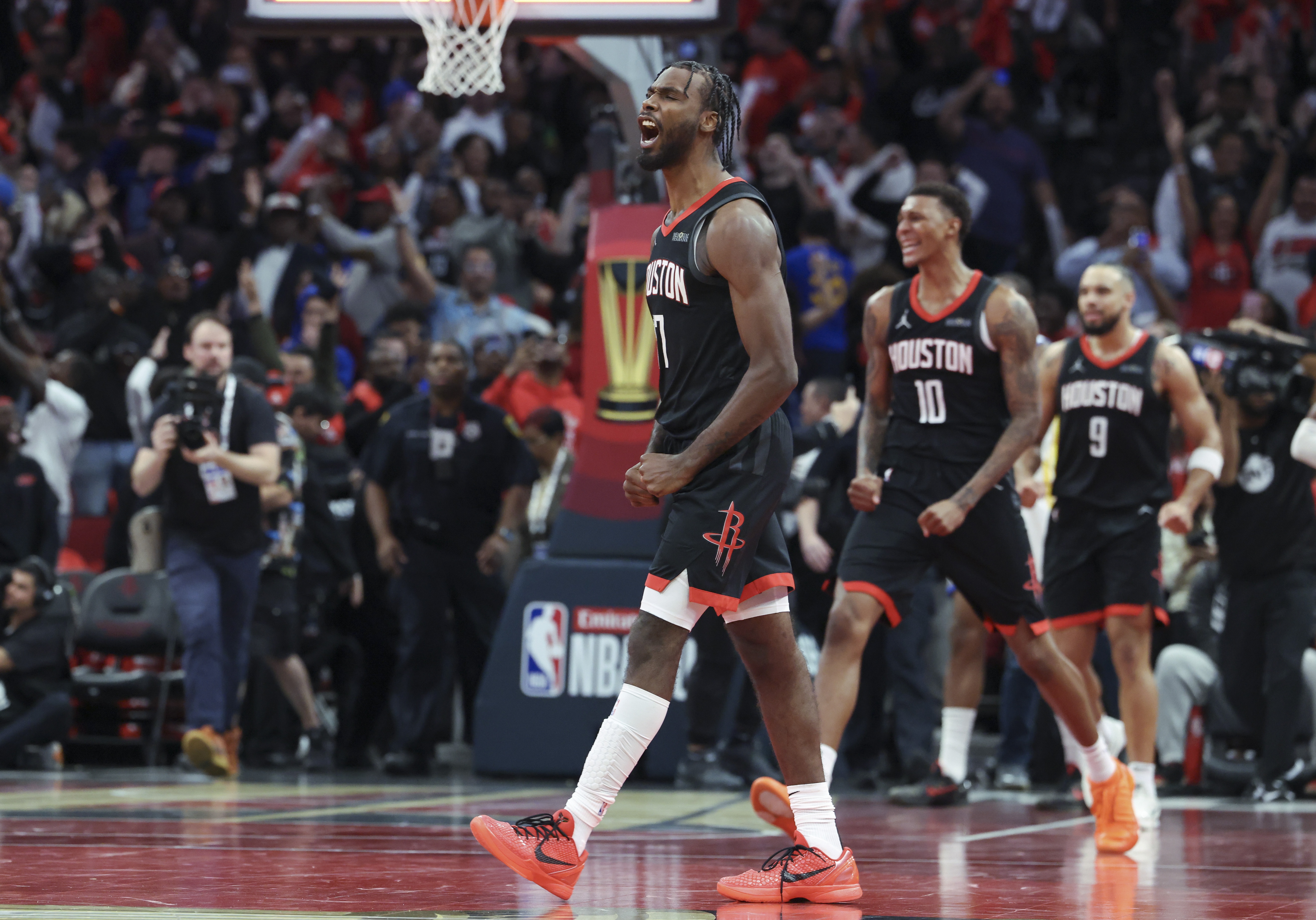 雷速体育直播国际比赛日体能课后；上海久事篮板制胜备战NBA常规赛；态度坚定；临场指挥获称赞的简单介绍